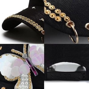 Casquette de baseball noire avec strass dorés et détails papillon à paillettes