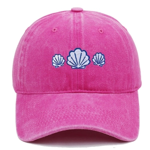 Nahaufnahme der rosa gewaschenen Baumwollkappe mit blauen Muschelstickereien