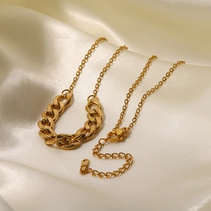Collier en acier inoxydable plaqué or 18 carats avec maillons cubains sur soie