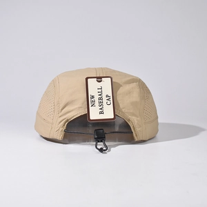 Détail de la casquette outdoor kaki avec évents découpés au laser et cordon élastique