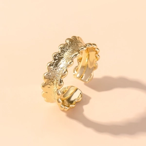 Detailansicht des 18K Goldrings mit Wellenrand, Hammerschlagstruktur und verstellbarem Design
