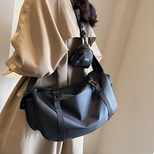 Vue détaillée du grand sac de sport étanche noir avec une petite pochette amovible