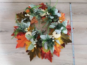 Detail of autumn wreath with maple leaves and pumpkins showing a diameter of 45-50cm