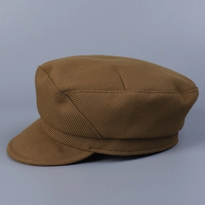 Détail de la casquette marin en sergé camel montrant les coutures et la texture du tissu