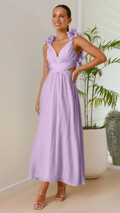 Dettaglio dell'abito in chiffon viola chiaro con spalline floreali e ritaglio