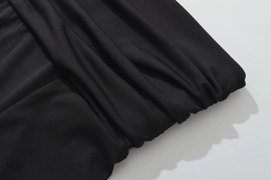 Macro-opname van zwarte geplooide stof met zachte drapering en fijne elastische textuur