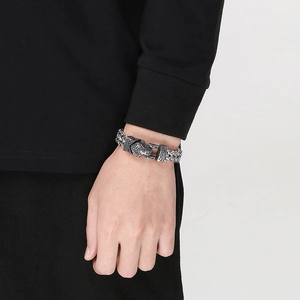 Dettaglio della fibbia a testa di lupo vintage su bracciale in acciaio inossidabile