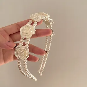 Vintage double-layer pearl headband with delicate white roses for women's hairstyle