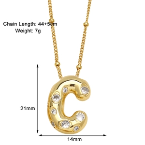 Vue détaillée du pendentif lettre C dorée avec zircons et mesures de taille