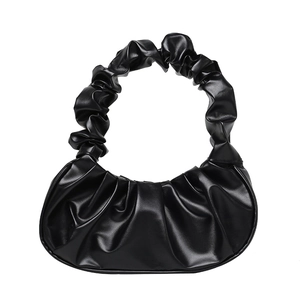 Modische schwarze Plissee Wolken-Tasche aus weichem PU-Leder in mondförmigem Design für Damen