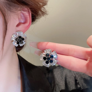 Boucles d'oreilles fleur en argent avec pierre noire centrale et zircons blancs brillants