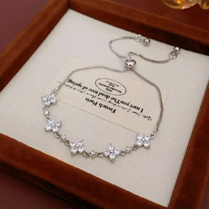 Detailaufnahme des silbernen Kleeblatt-Armbands mit Zirkonia und verstellbarem Kugelverschluss