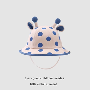 Dettaglio cappello sole neonato rosa a pois blu con graziose corna di giraffa