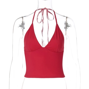 Vue détaillée d'un haut licou rouge avec décolleté en V sexy sur un mannequin de mode