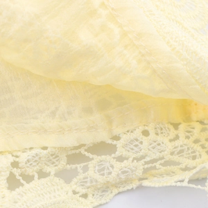 Robe longue plissée jaune douce avec bordure en dentelle et ceinture pour femme