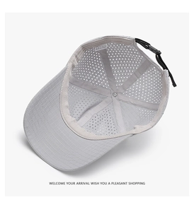 Dettaglio del cappellino grigio in mesh con fodera interna esagonale bianca traspirante