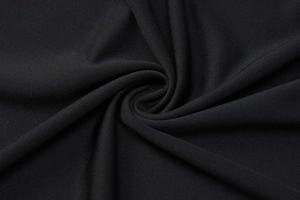 Gros plan de la texture du tissu noir montrant le matériau doux de la robe moulante dos nu