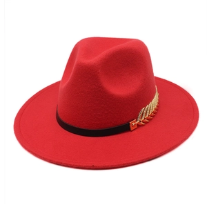 Eleganter roter Woll-Jazzhut für Damen mit goldenem Blattdekor und schwarzem Lederband