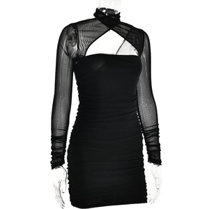 Détail de la robe moulante noire en mesh avec col licou et texture de tissu froncée