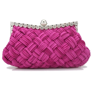 Nahaufnahme der fuchsiafarbenen Abendtasche mit diamantbesetztem Metallrahmen und Kugelverschluss