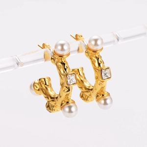 Golden C-shaped stainless steel earrings with pearls and square zircon crystals