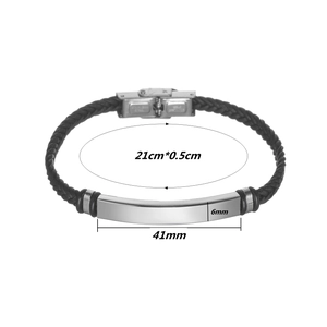 Schwarzes geflochtenes Lederarmband mit Edelstahlplatte auf weißem Hintergrund