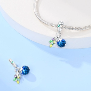 Dettaglio charm mondo in argento con foglie smaltate colorate su bracciale a serpente