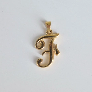 Vue détaillée du pendentif lettre F monogramme vintage en acier inoxydable doré 18 carats