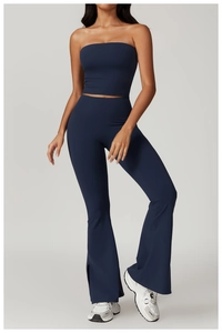 Détail de l'ensemble de yoga bleu foncé avec bustier et pantalon évasé fendu pour sport