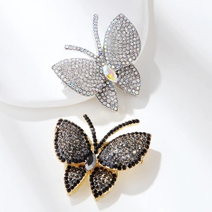 Lussuosa spilla a farfalla con strass scintillanti in finiture argento e oro