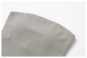 Gros plan du tissu gris clair sans couture montrant la texture fine du soutien-gorge