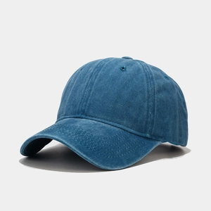 Vue détaillée de la casquette de baseball rétro en coton lavé avec coutures apparentes
