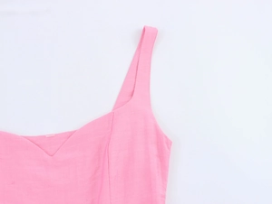 Dettaglio della scollatura dell'abito rosa stile francese con spalline larghe e trama cotone