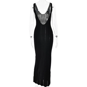 Détail de la robe longue en tricot noir avec un design élégant de dentelle au dos