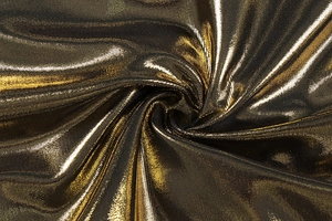 Détail du tissu lamé doré avec texture plissée radiale et fini brillant métallique