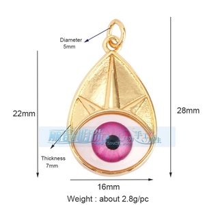 Detailansicht des Evil Eye Anhängers mit rosa Pupille und 28mm Größenabmessungen