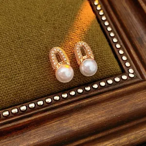 Boucles d'oreilles pendantes vintage en perles plaquées or avec zircons étincelants