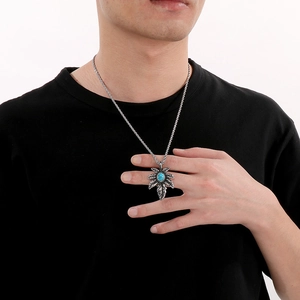 Pendentif feuille d'érable en acier style punk avec incrustation turquoise et chaîne