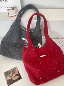 Set di borse shopper in feltro con stelle in grigio e rosso e fodera a quadretti