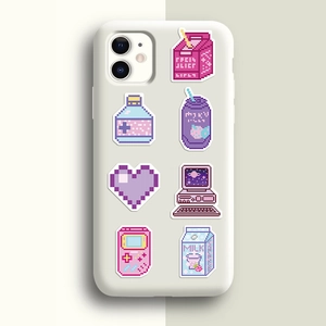 Détail d'autocollants pixel art sur coque de téléphone avec motifs mignons