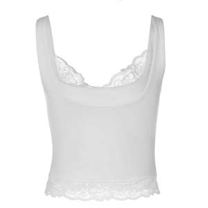 Détail du caraco blanc avec dentelle délicate sur le décolleté et le bord inférieur
