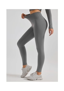 Gros plan sur le legging de yoga sans couture taille haute en tissu gris côtelé élastique