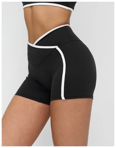 Vue détaillée du short de yoga avec taille croisée en V et liserés contrastants
