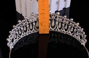 Dettaglio di corona barocca in argento con strass e perle, altezza misurata di 5,2 cm