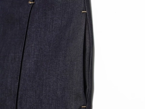 Détail en gros plan d'un denim indigo épais avec des surpiqûres jaunes contrastantes nettes