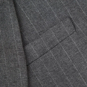 Ensemble chic pour femme avec gilet gris à fines rayures et pantalon large élégant