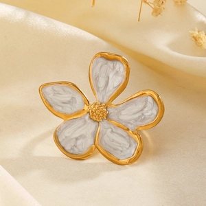 Bague vintage française plaquée or avec émail blanc sur fond de tissu en soie élégant