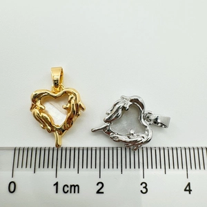 Size reference of gold and silver heart pendants in 18K gold plated copper and shell