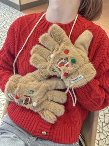 Détail de gants pelucheux marrons teckel avec broderie de renne et cordon de cou