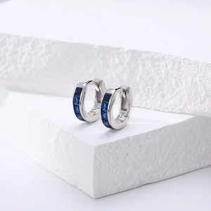 Vue détaillée des créoles en argent 925 avec des pierres précieuses bleues rectangulaires